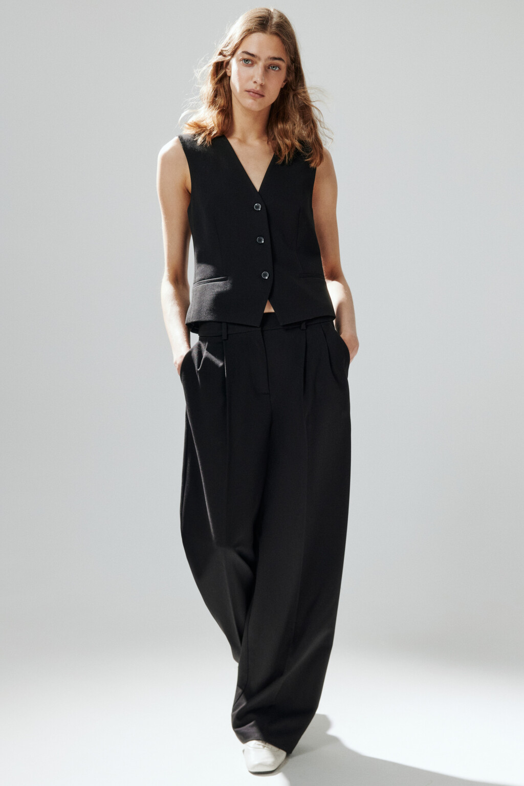 Брюки широкие костюмные со стрелками - цвет черный - 2