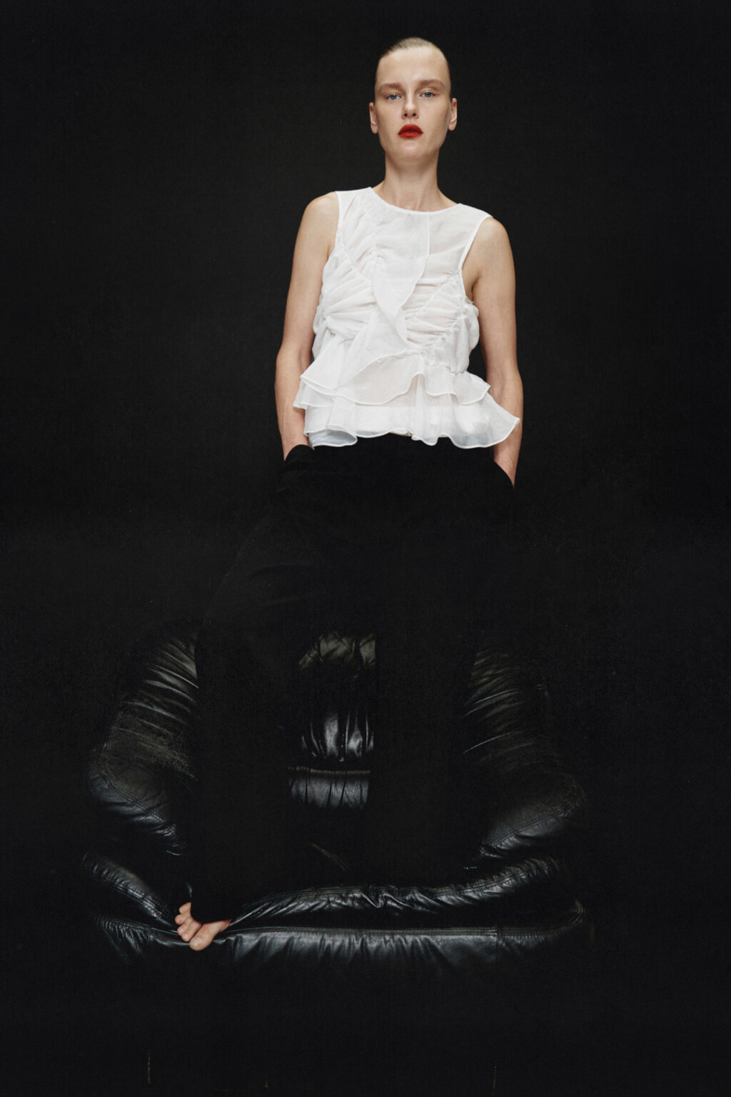 Брюки широкие костюмные со стрелками - цвет черный - 1