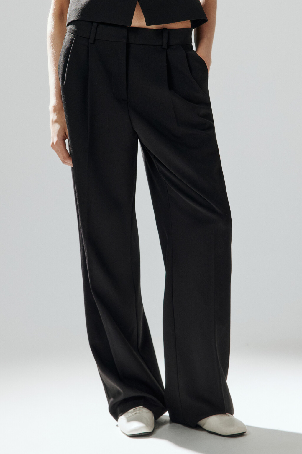 Брюки широкие костюмные со стрелками - цвет черный - 3