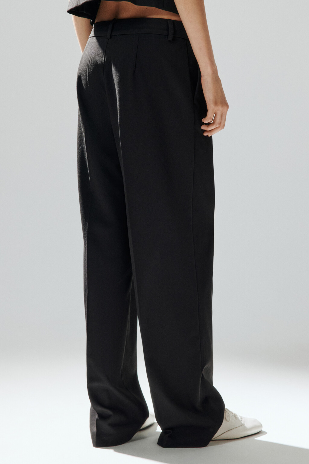 Брюки широкие костюмные со стрелками - цвет черный - 4