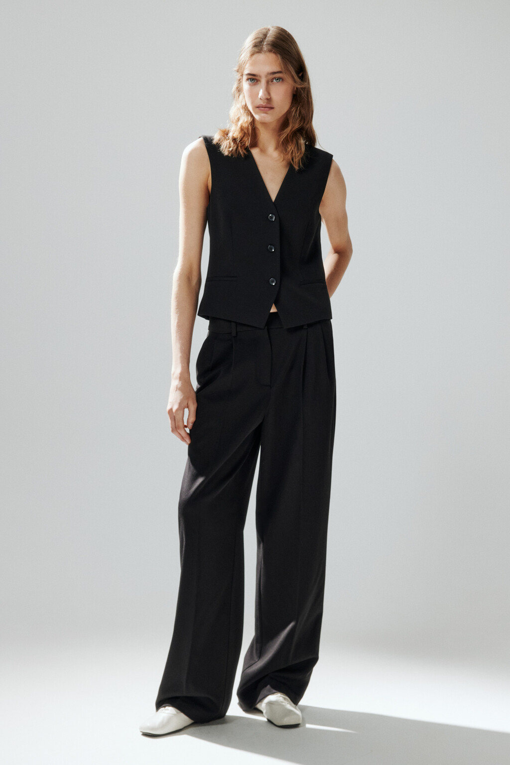 Брюки широкие костюмные со стрелками - цвет черный - 5