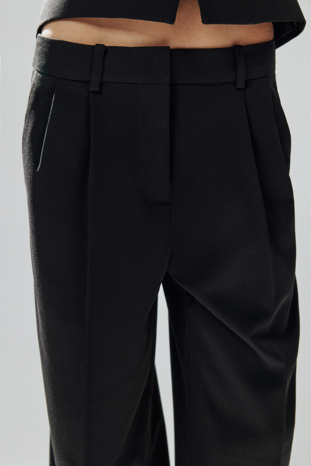 Брюки широкие костюмные со стрелками - цвет черный - 6