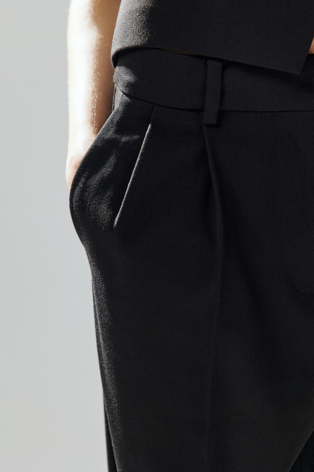 Брюки широкие костюмные со стрелками - цвет черный - 7