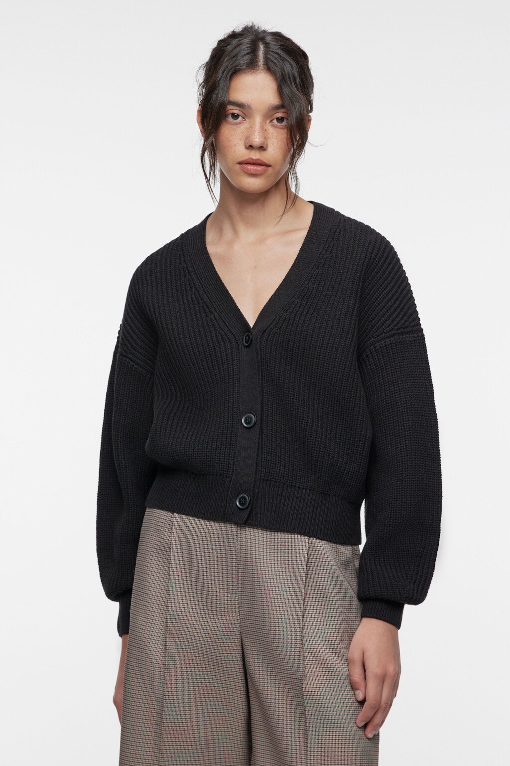 Кардиган oversize укороченный вязаный на пуговицах - цвет черный - 2