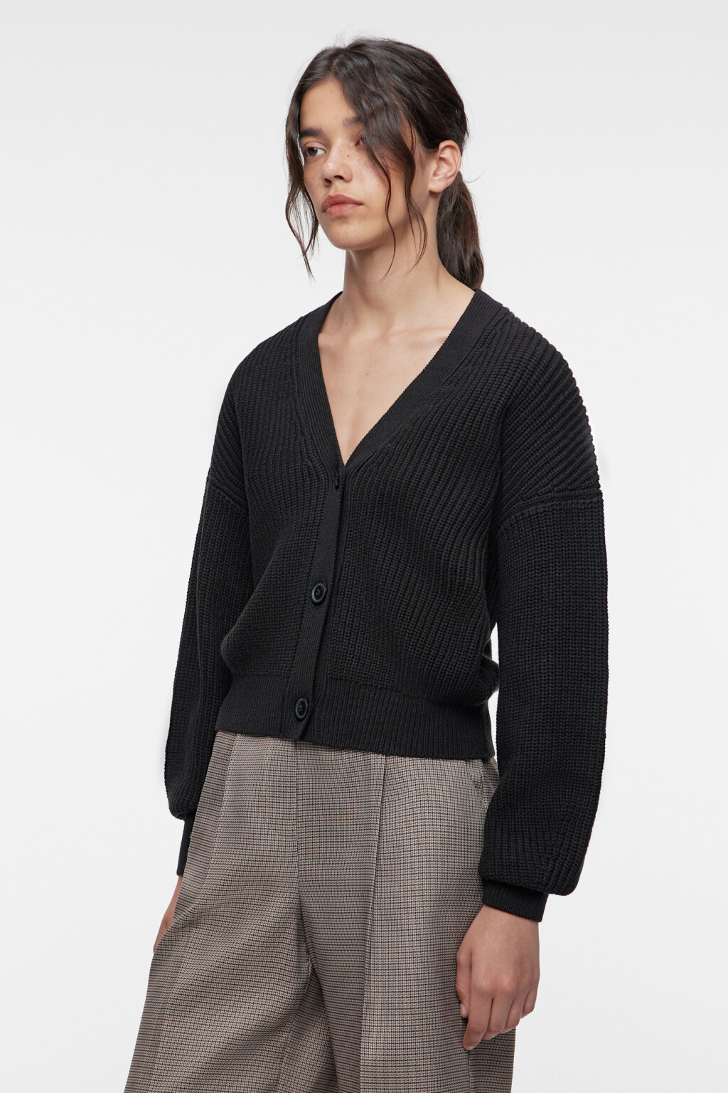 Кардиган oversize укороченный вязаный на пуговицах - цвет черный - 3