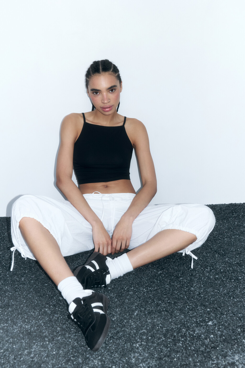 Майка-топ хлопковая на тонких бретельках - цвет черный - 1