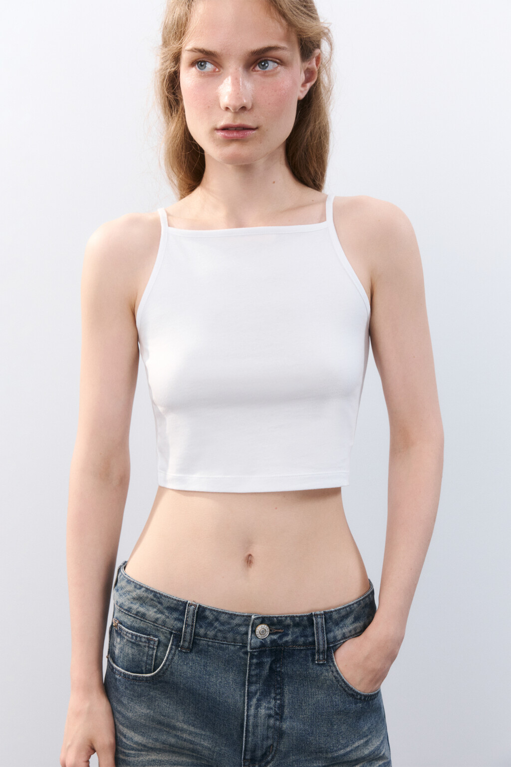 Майка-топ на тонких бретельках - цвет белый - 7