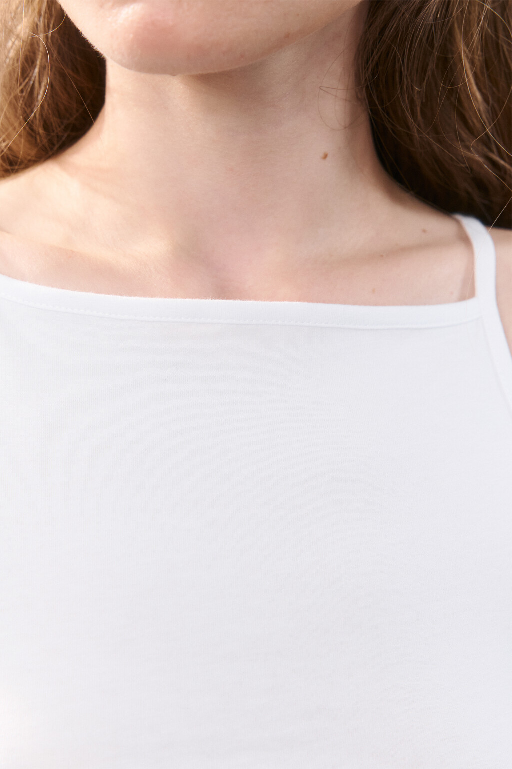 Майка-топ на тонких бретельках - цвет белый - 5