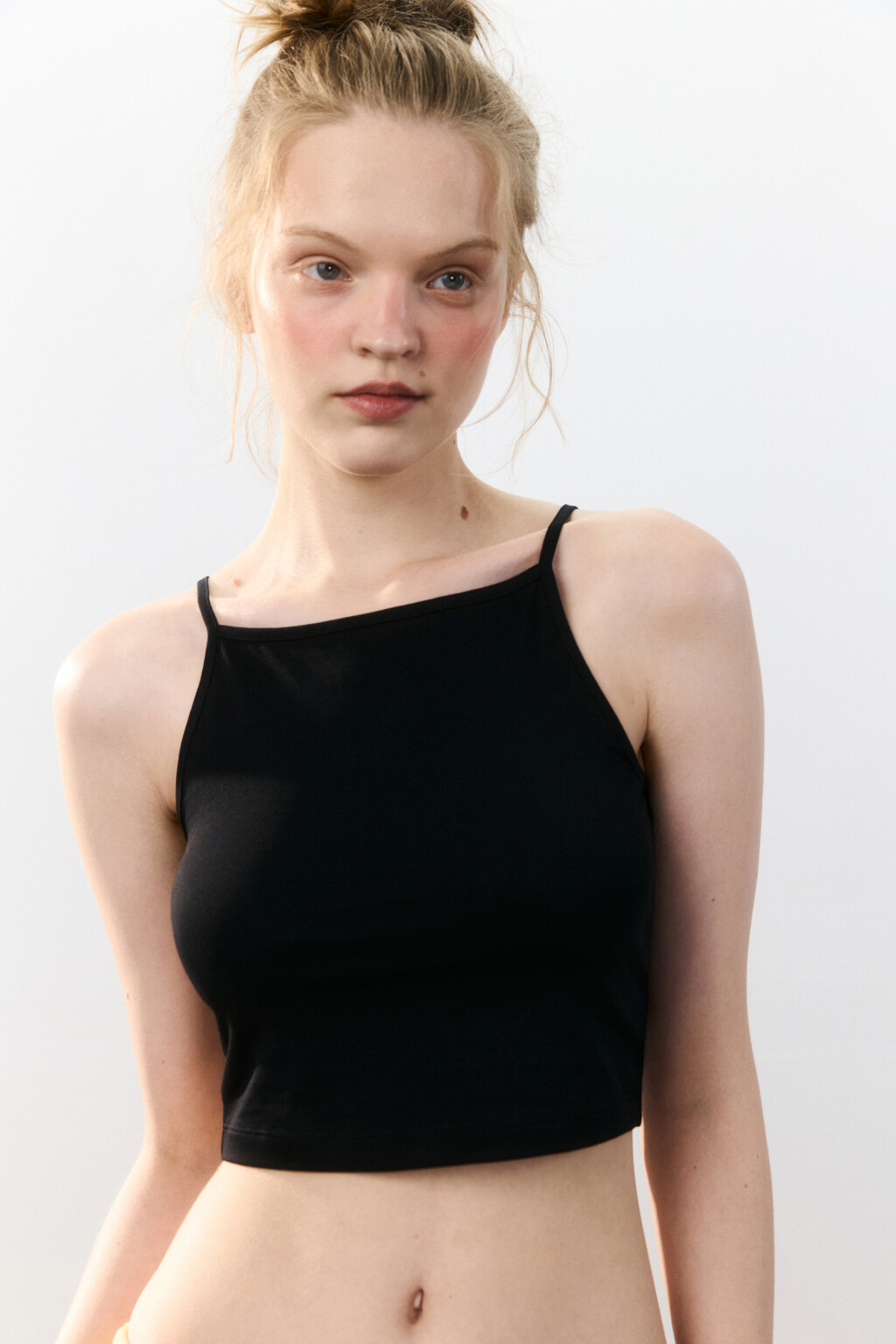 Майка-топ на тонких бретельках - цвет черный - 1