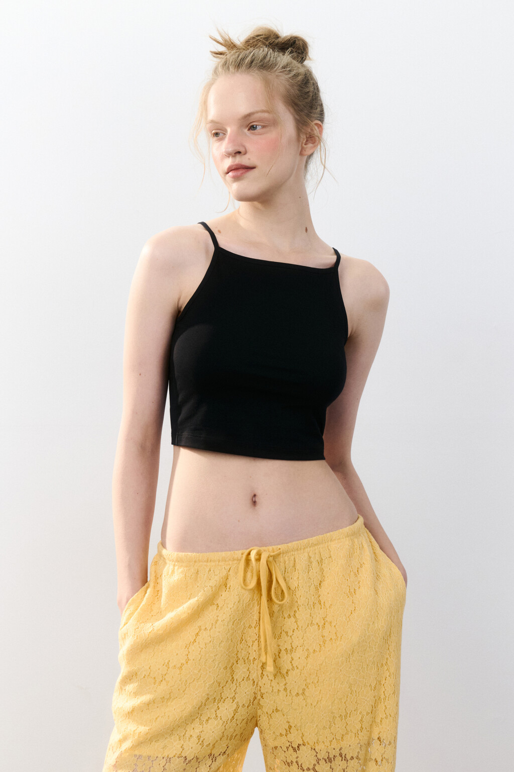 Майка-топ на тонких бретельках - цвет черный - 2