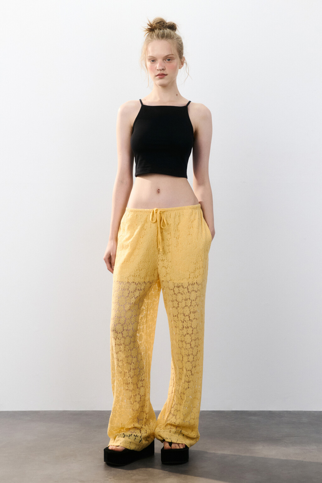 Майка-топ на тонких бретельках - цвет черный - 4