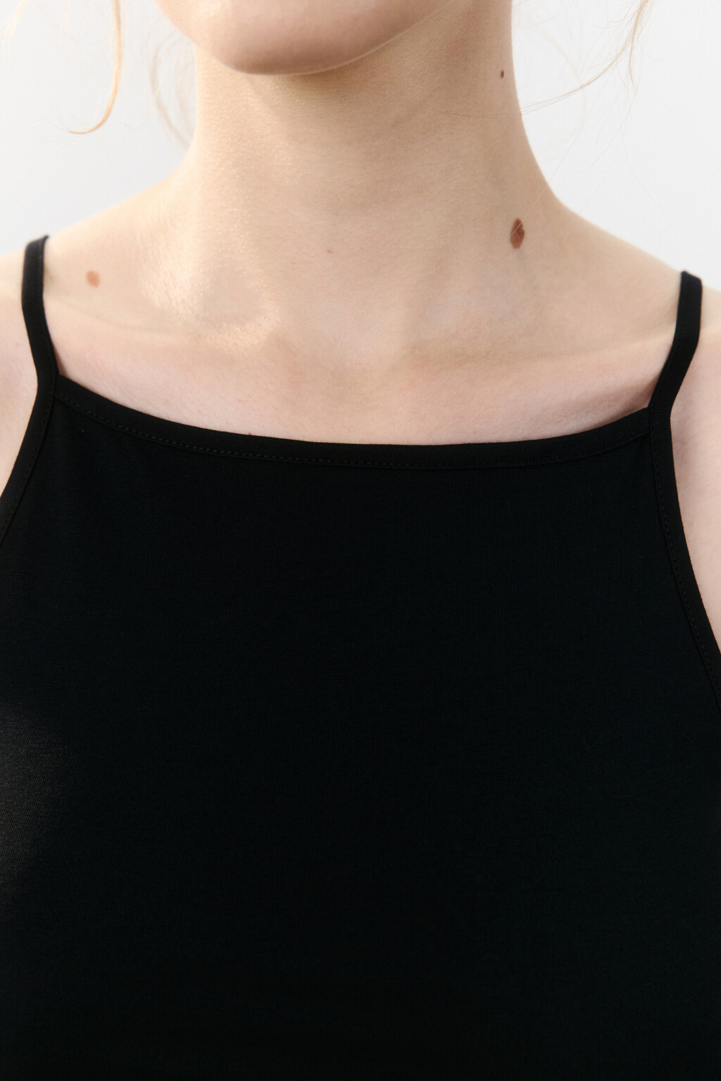 Майка-топ на тонких бретельках - цвет черный - 5