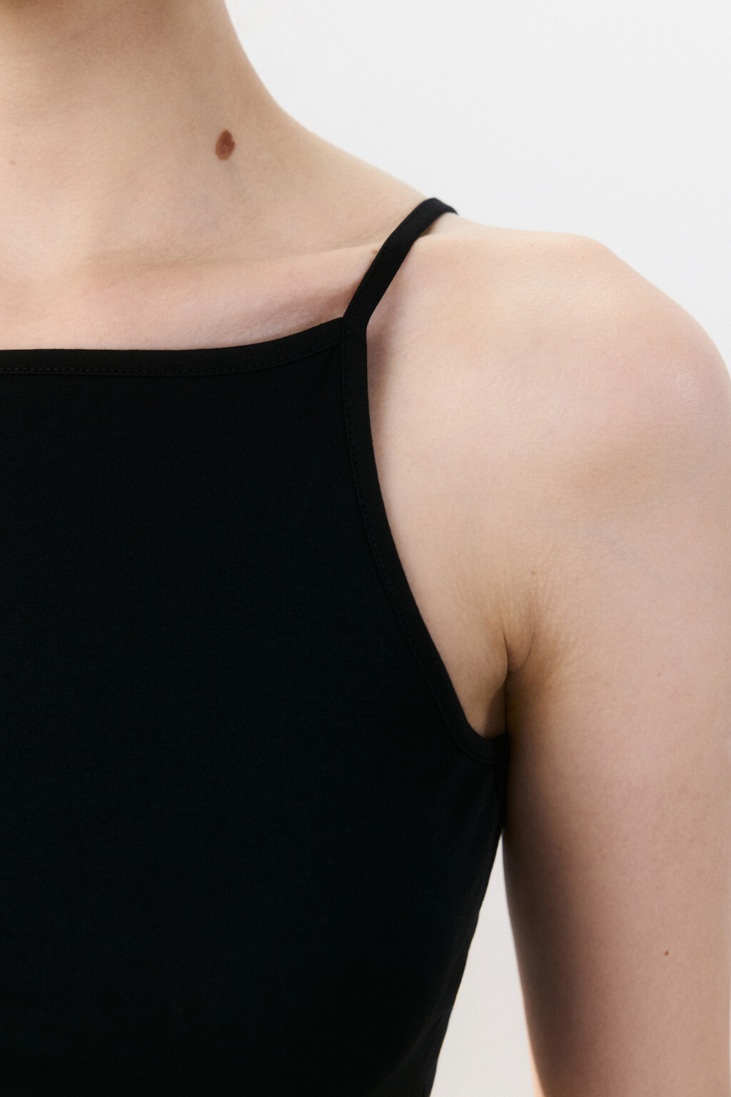 Майка-топ на тонких бретельках - цвет черный - 6