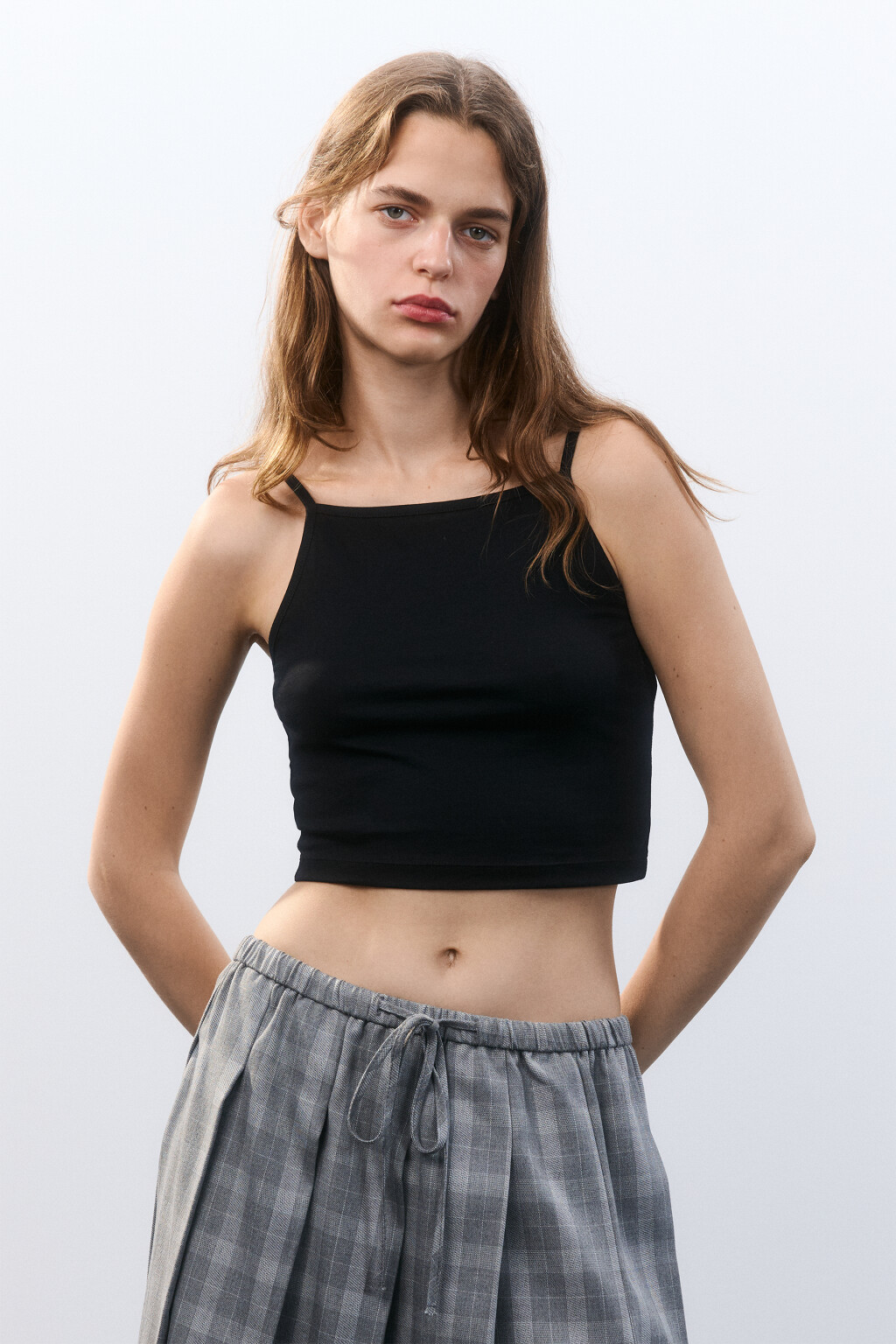 Майка-топ на тонких бретельках - цвет черный - 2