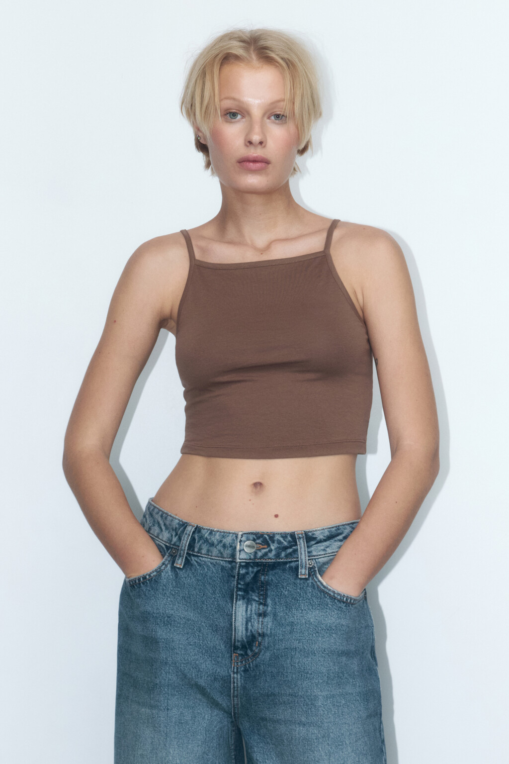 Майка-топ хлопковая на тонких бретельках - цвет коричневый - 2