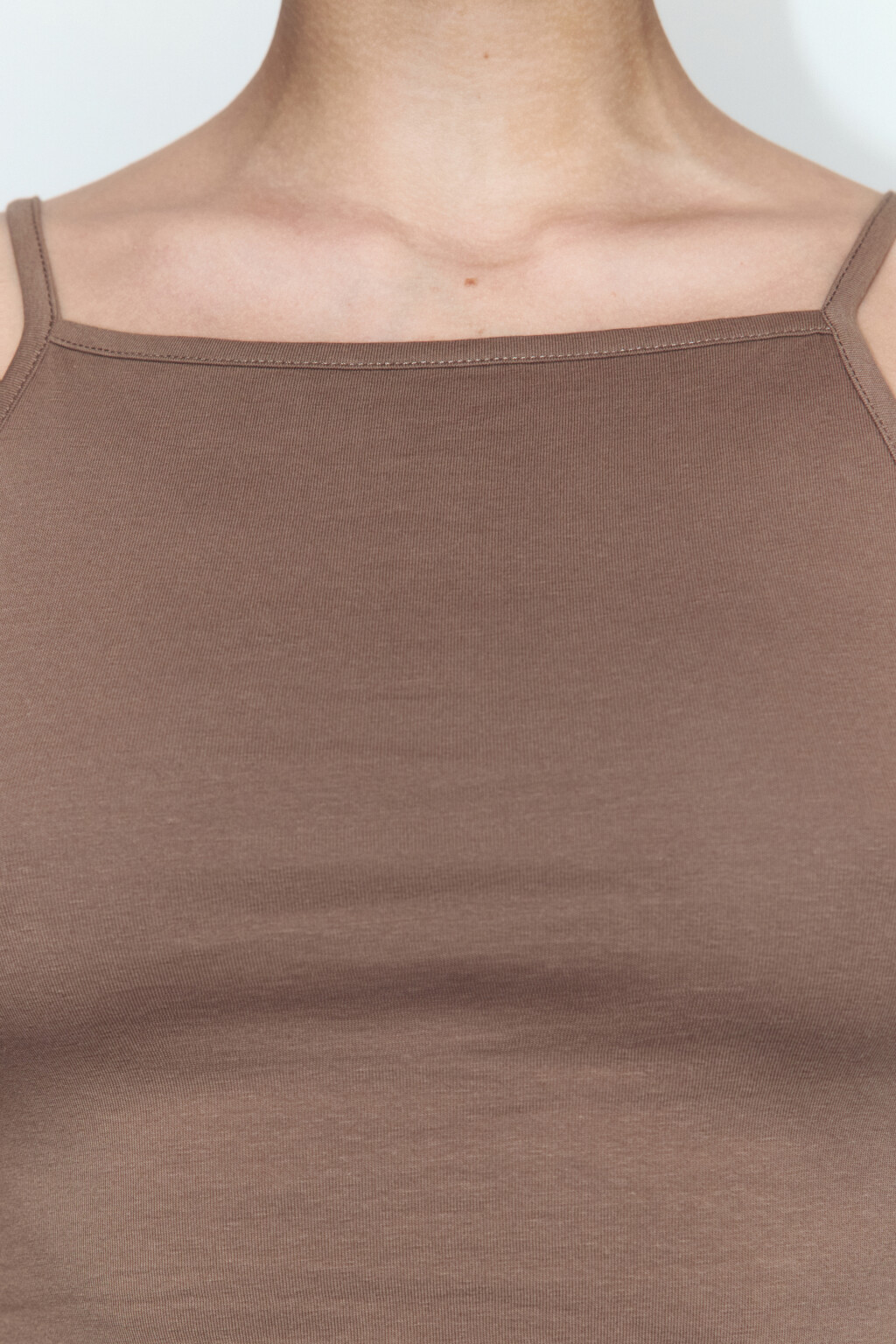 Майка-топ хлопковая на тонких бретельках - цвет коричневый - 6