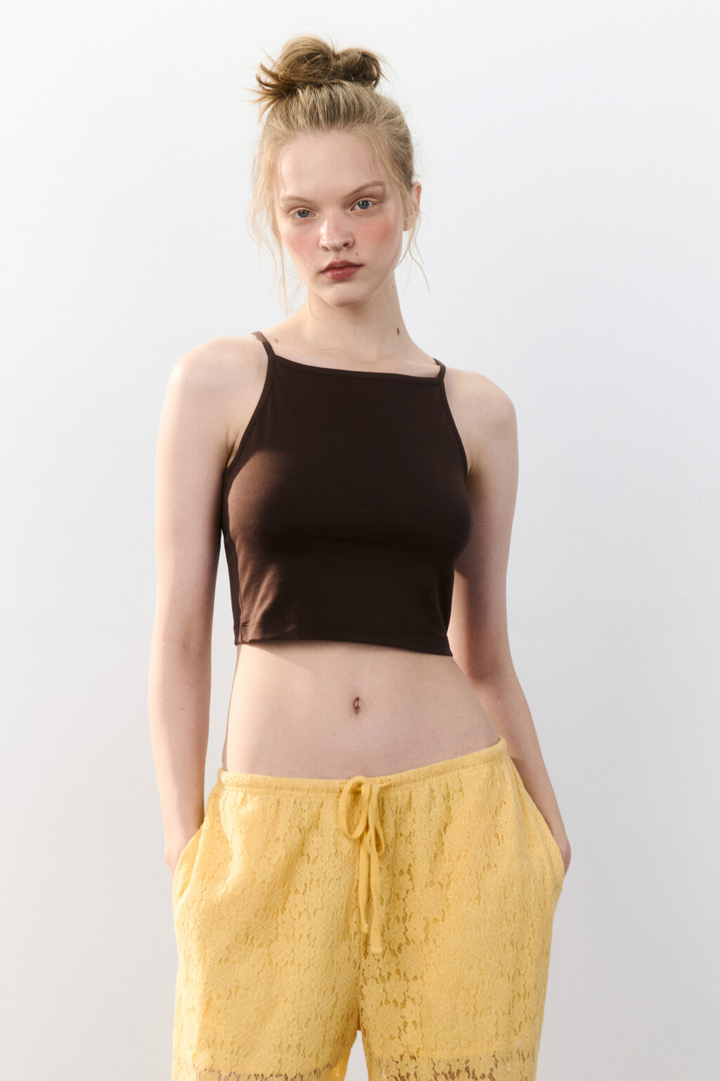 Майка-топ на тонких бретелях - цвет коричневый - 2