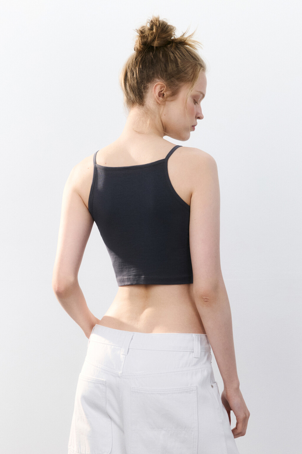 Майка-топ на тонких бретелях - цвет серый - 3