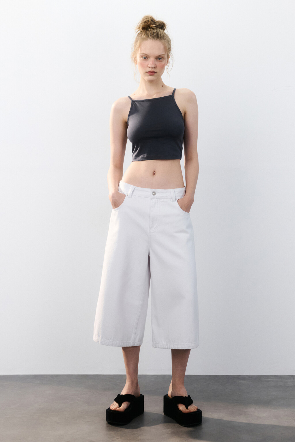 Майка-топ на тонких бретелях - цвет серый - 4