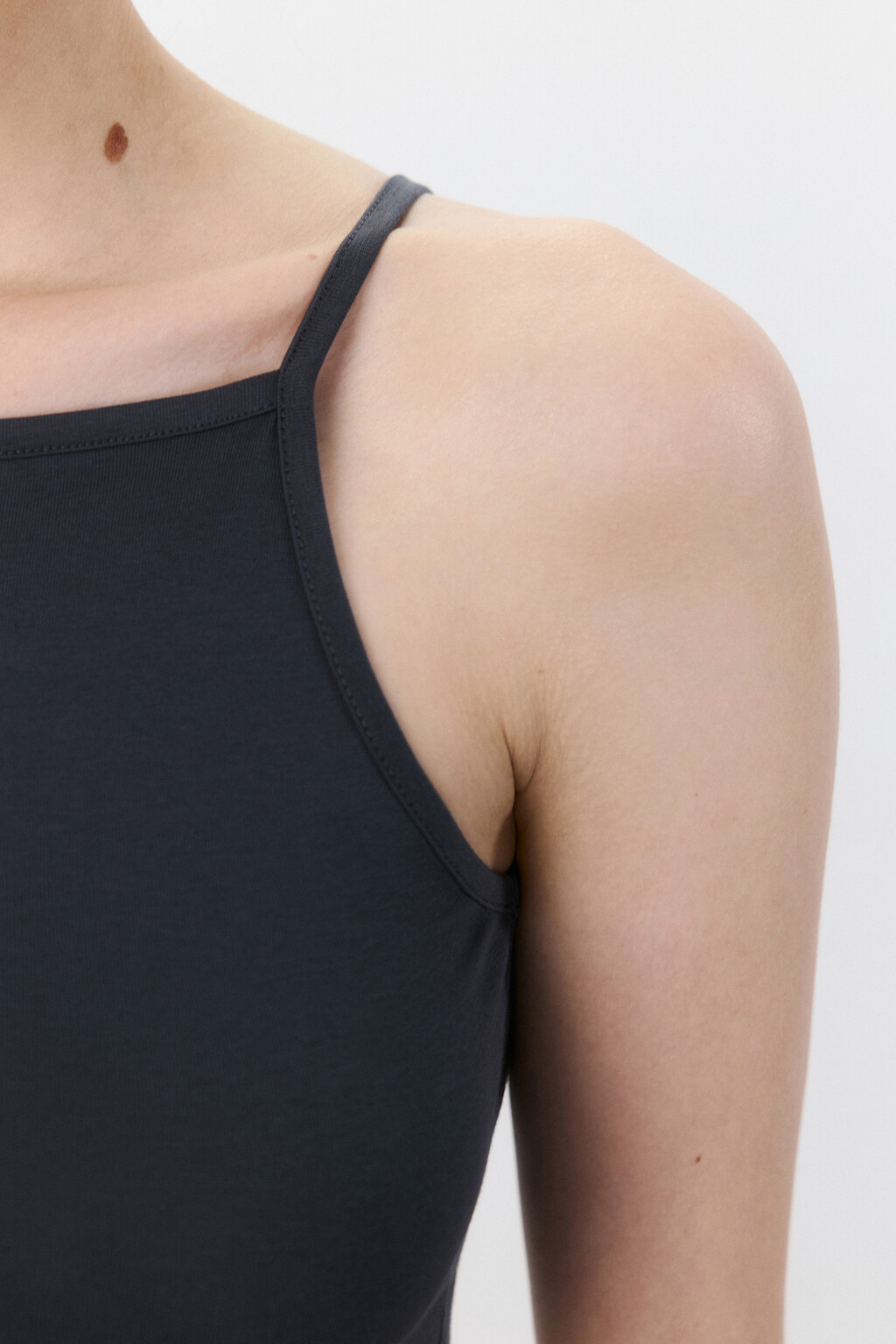 Майка-топ на тонких бретелях - цвет серый - 6