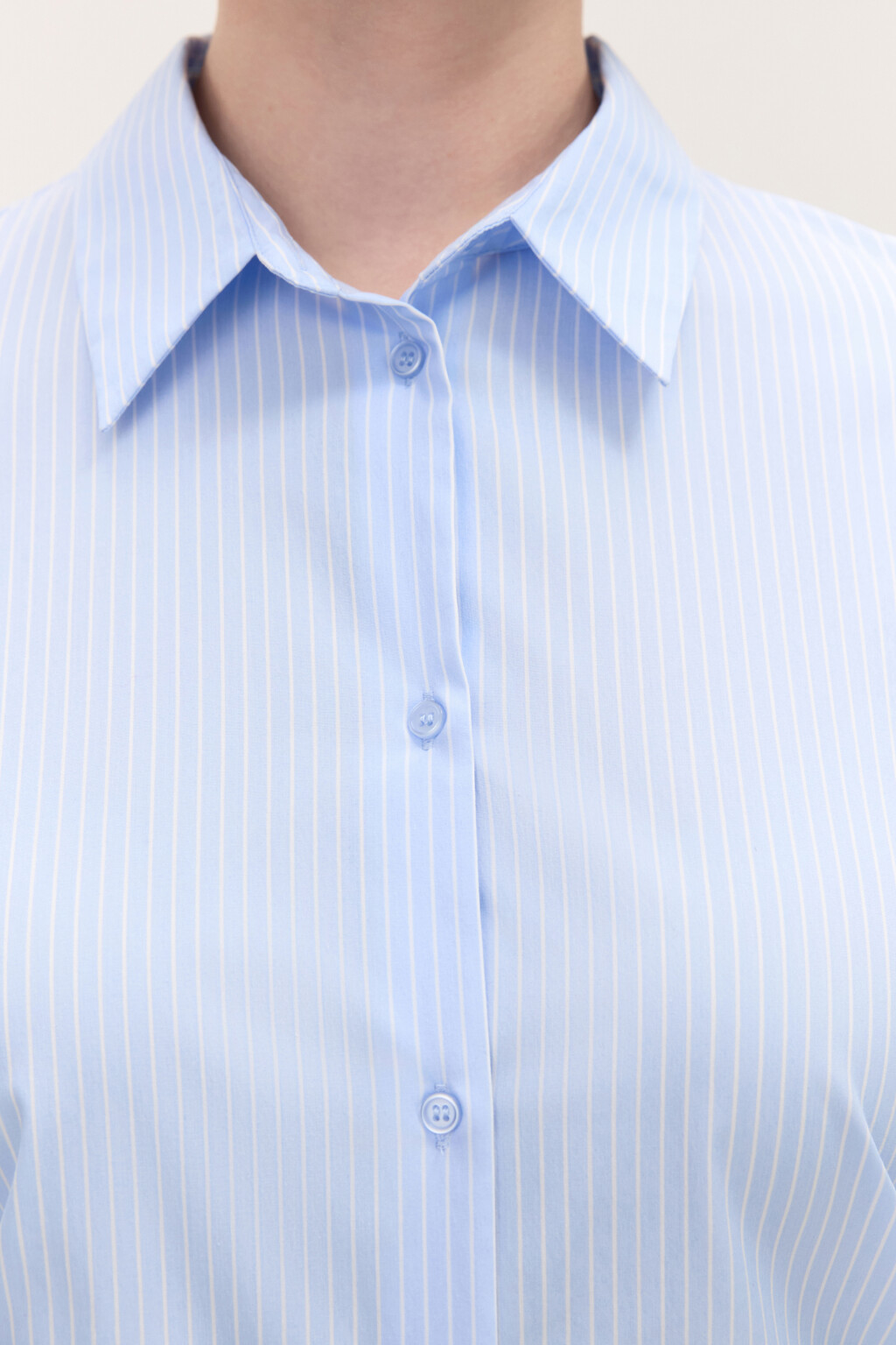 Блузка приталенная с длинными рукавами - цвет голубой - 5