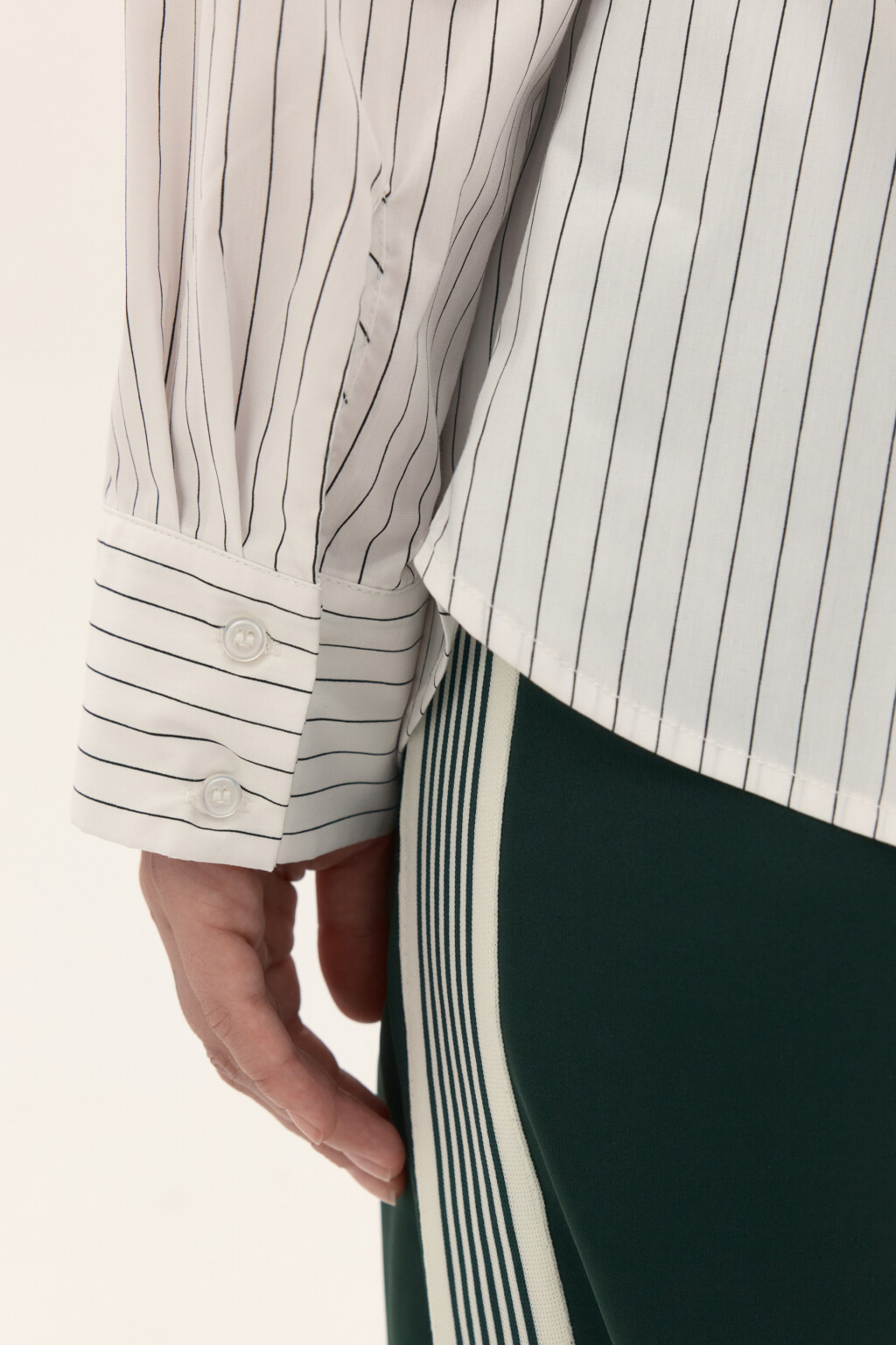 Блузка приталенная с длинными рукавами - цвет белый - 7