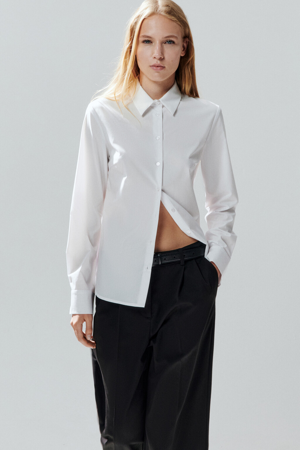 Блузка приталенная с длинными рукавами - цвет белый - 1
