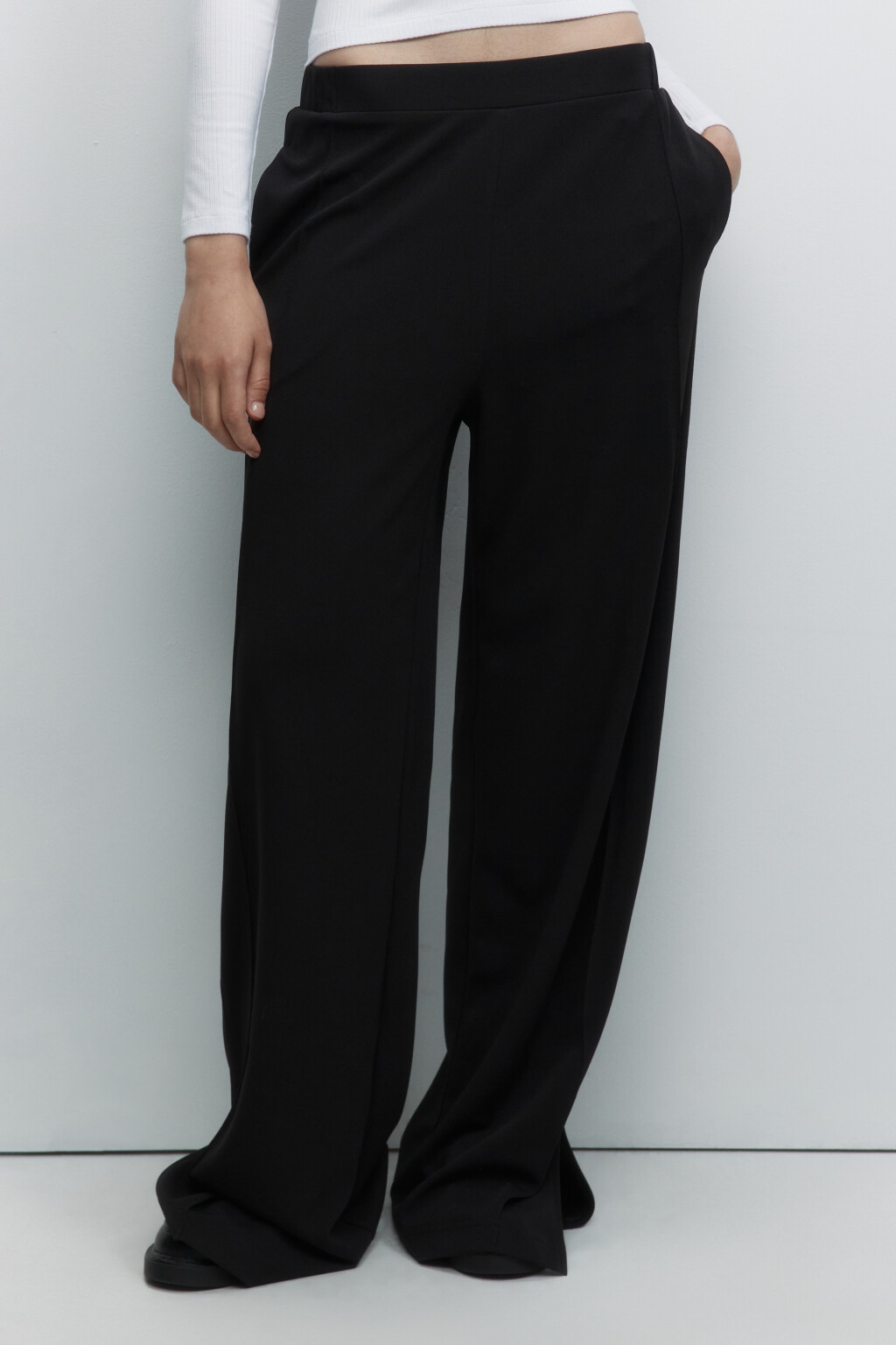 Брюки широкие с высокой посадкой и поясом-резинкой - цвет черный - 2