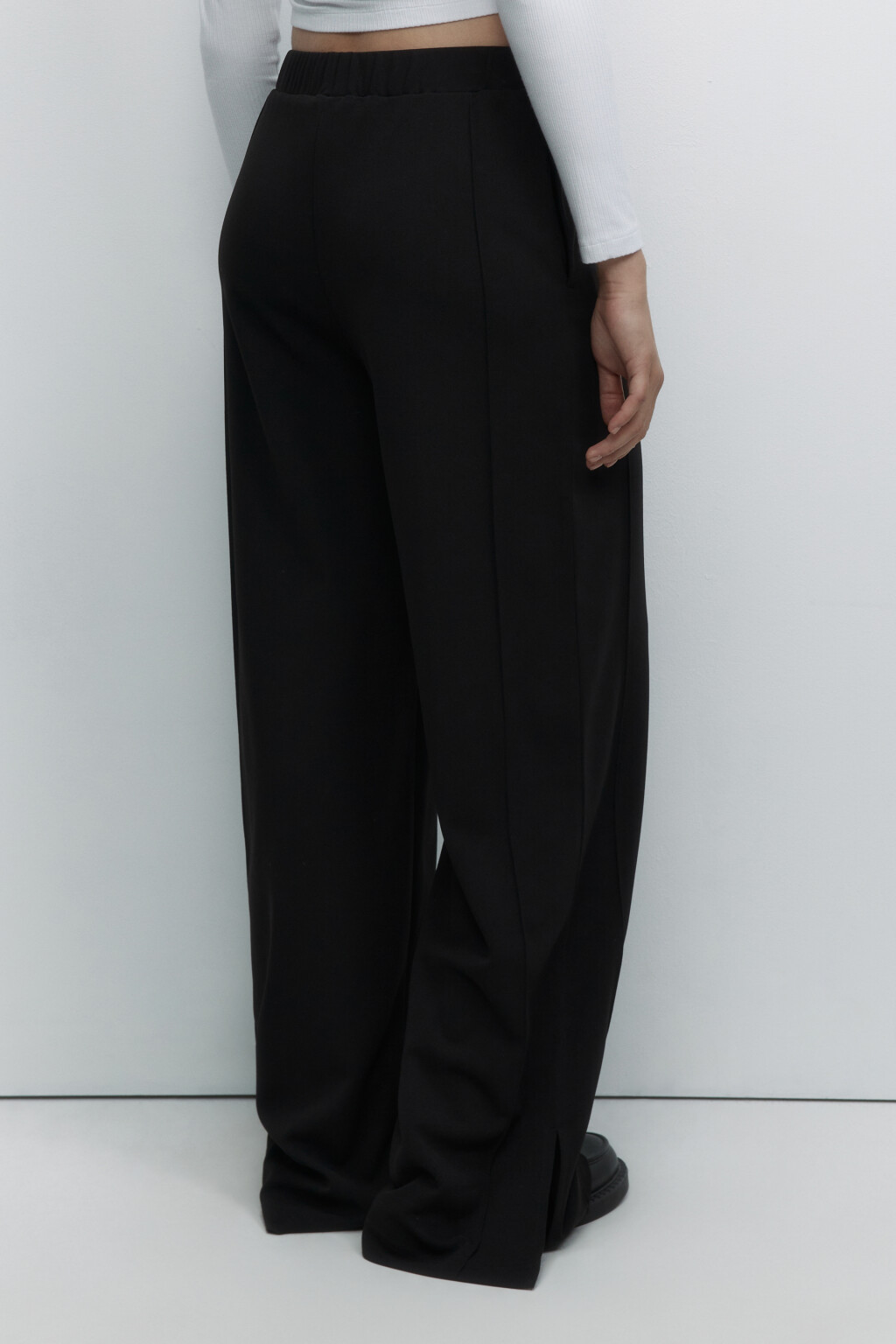 Брюки широкие с высокой посадкой и поясом-резинкой - цвет черный - 4