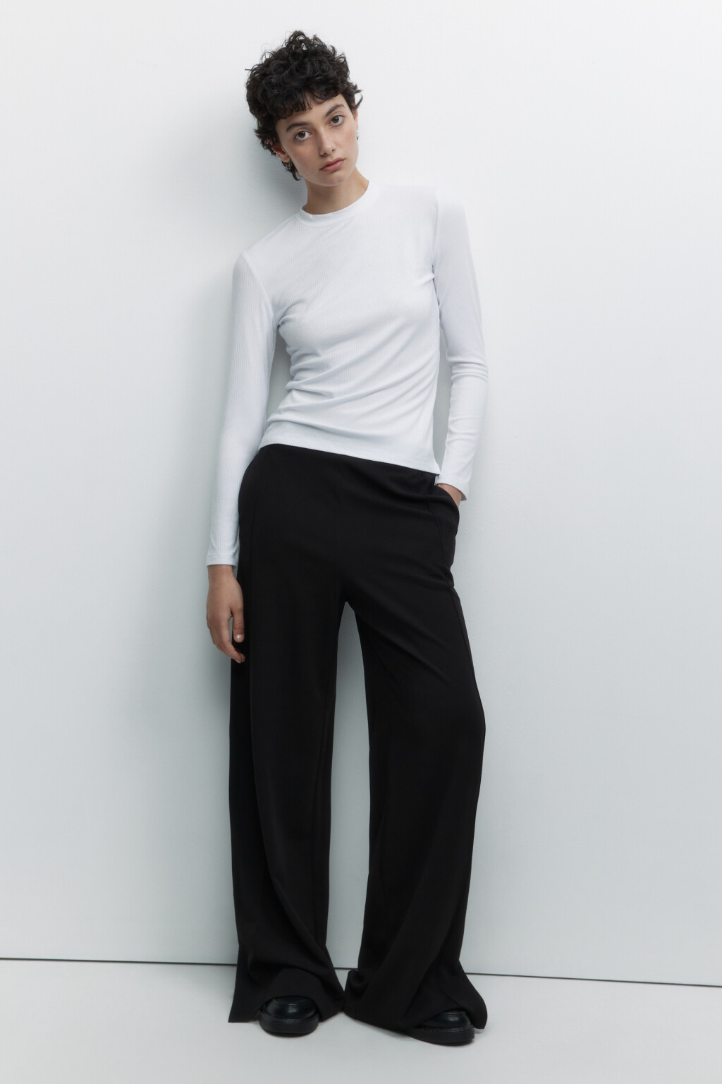 Брюки широкие с высокой посадкой и поясом-резинкой - цвет черный - 5