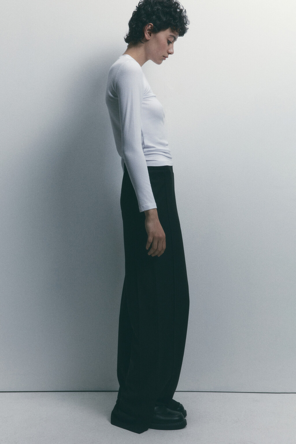 Брюки широкие с высокой посадкой и поясом-резинкой - цвет черный - 1