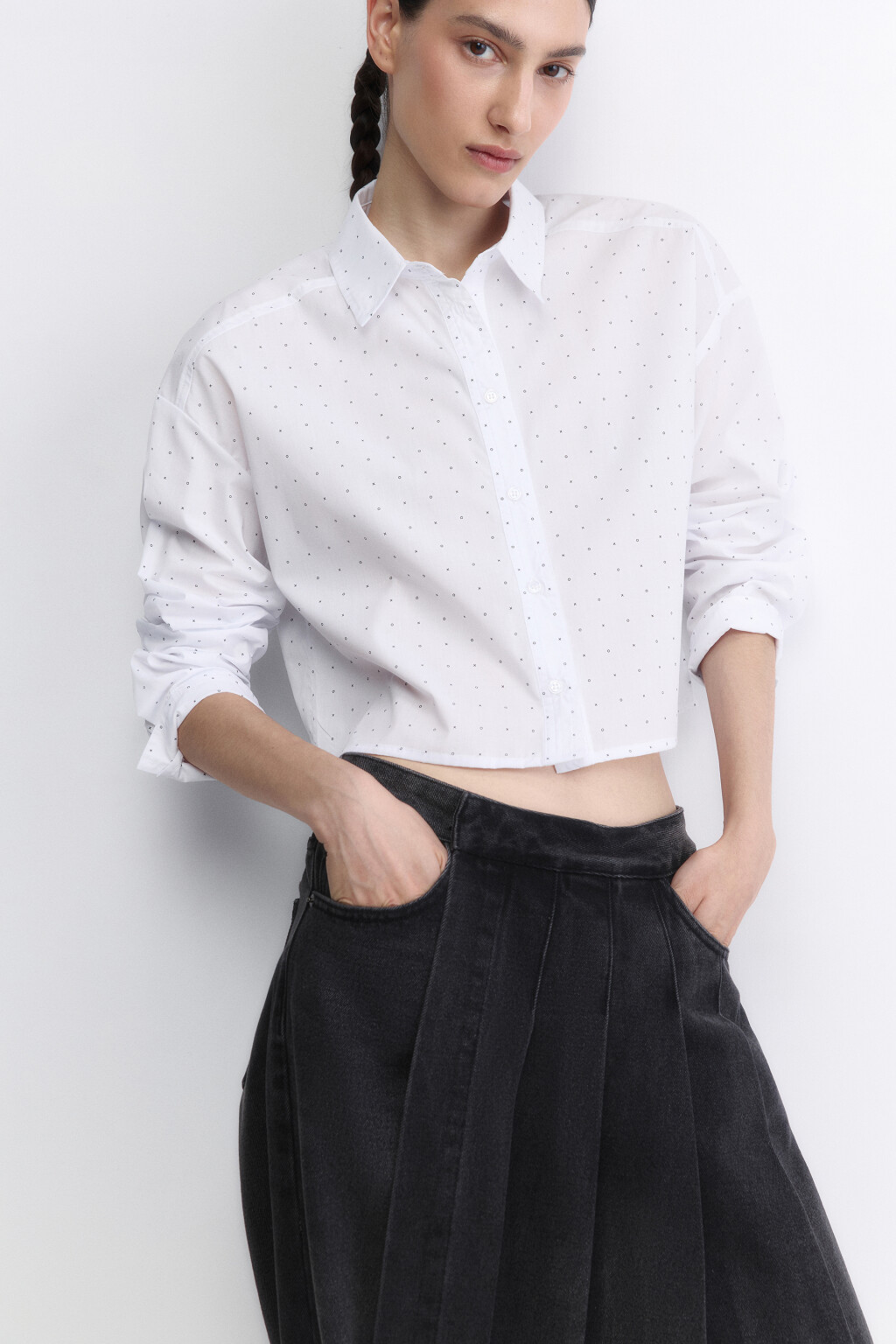 Блузка-рубашка укороченная с крестиками и ноликами - цвет белый - 1