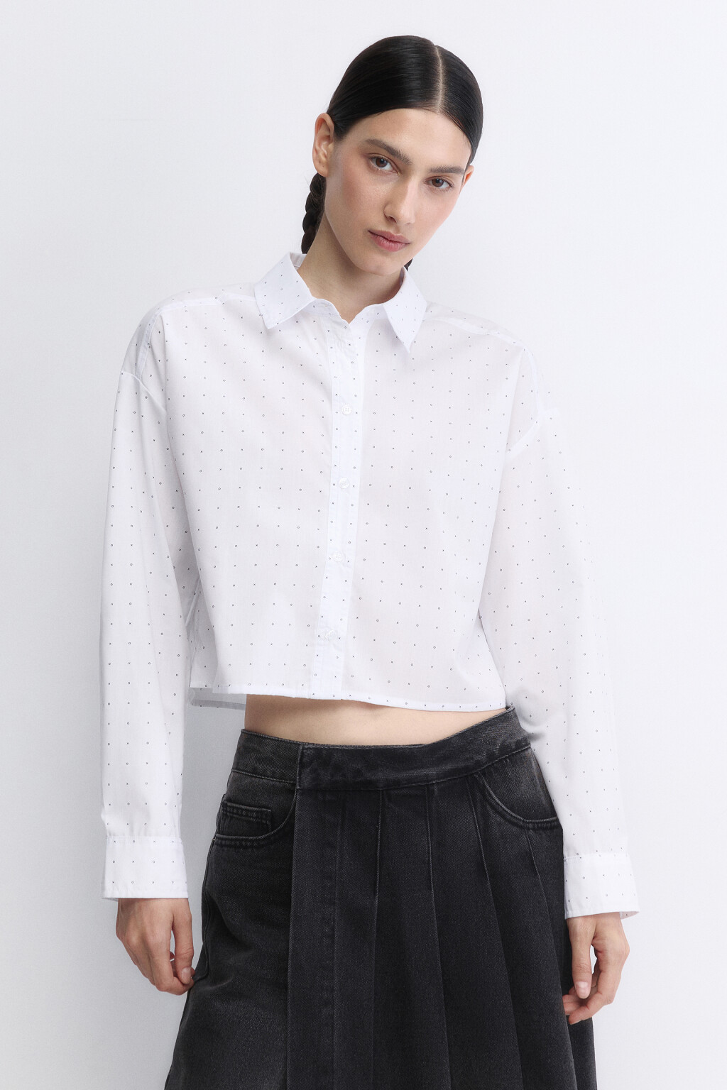 Блузка-рубашка укороченная с крестиками и ноликами - цвет белый - 2