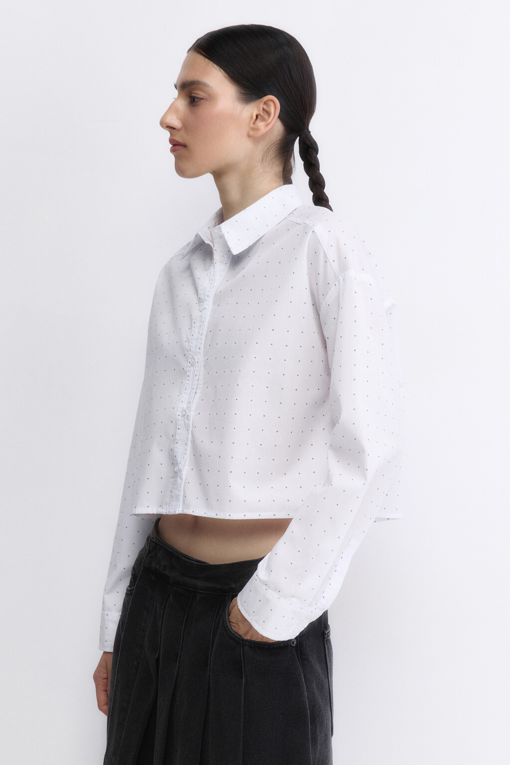 Блузка-рубашка укороченная с крестиками и ноликами - цвет белый - 3
