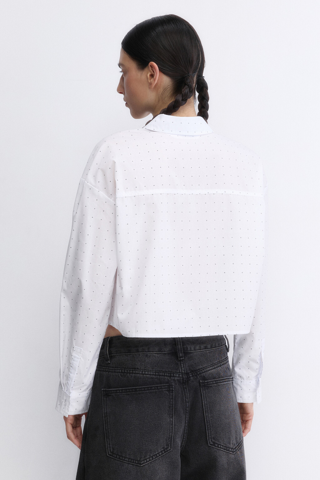 Блузка-рубашка укороченная с крестиками и ноликами - цвет белый - 4