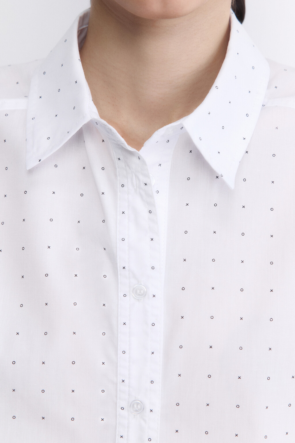 Блузка-рубашка укороченная с крестиками и ноликами - цвет белый - 6