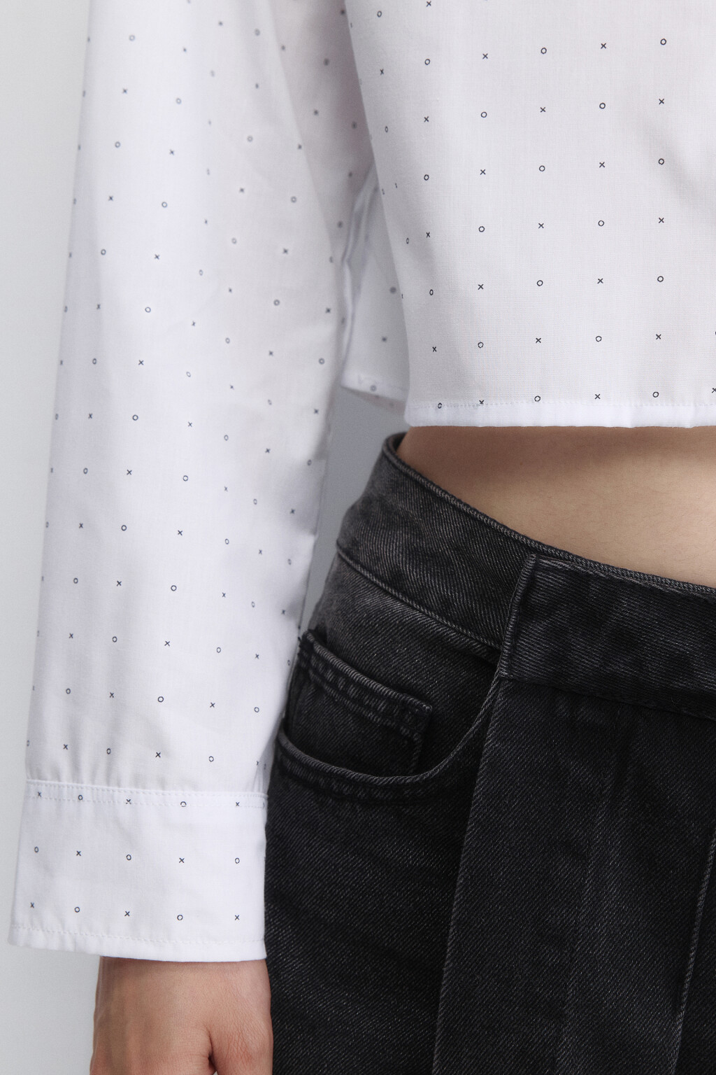 Блузка-рубашка укороченная с крестиками и ноликами - цвет белый - 7