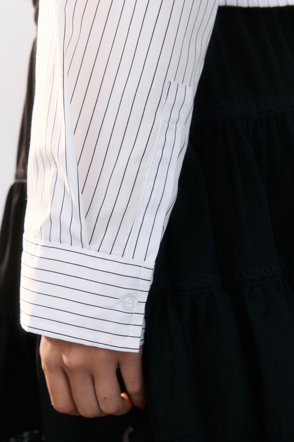 Блузка-рубашка укороченная в полоску - цвет белый - 6