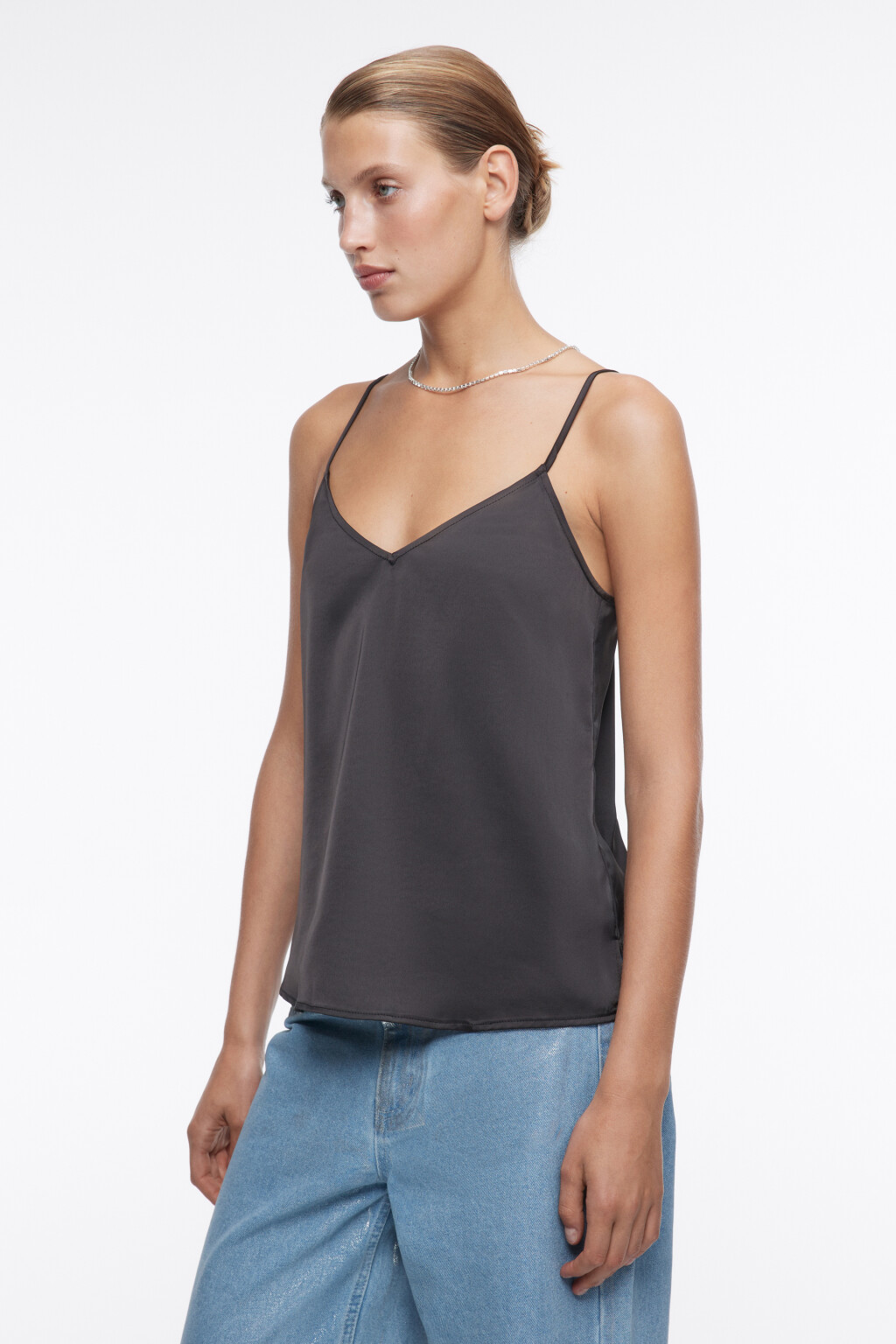 Блузка-майка EVA атласная на тонких бретельках - цвет черный - 4