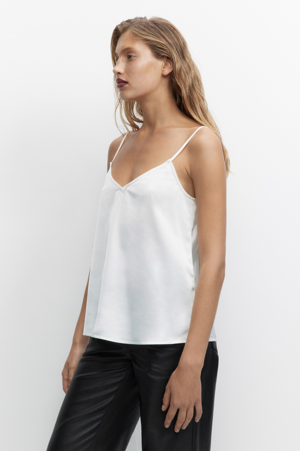 Блузка-майка EVA атласная на тонких бретельках - цвет белый - 3