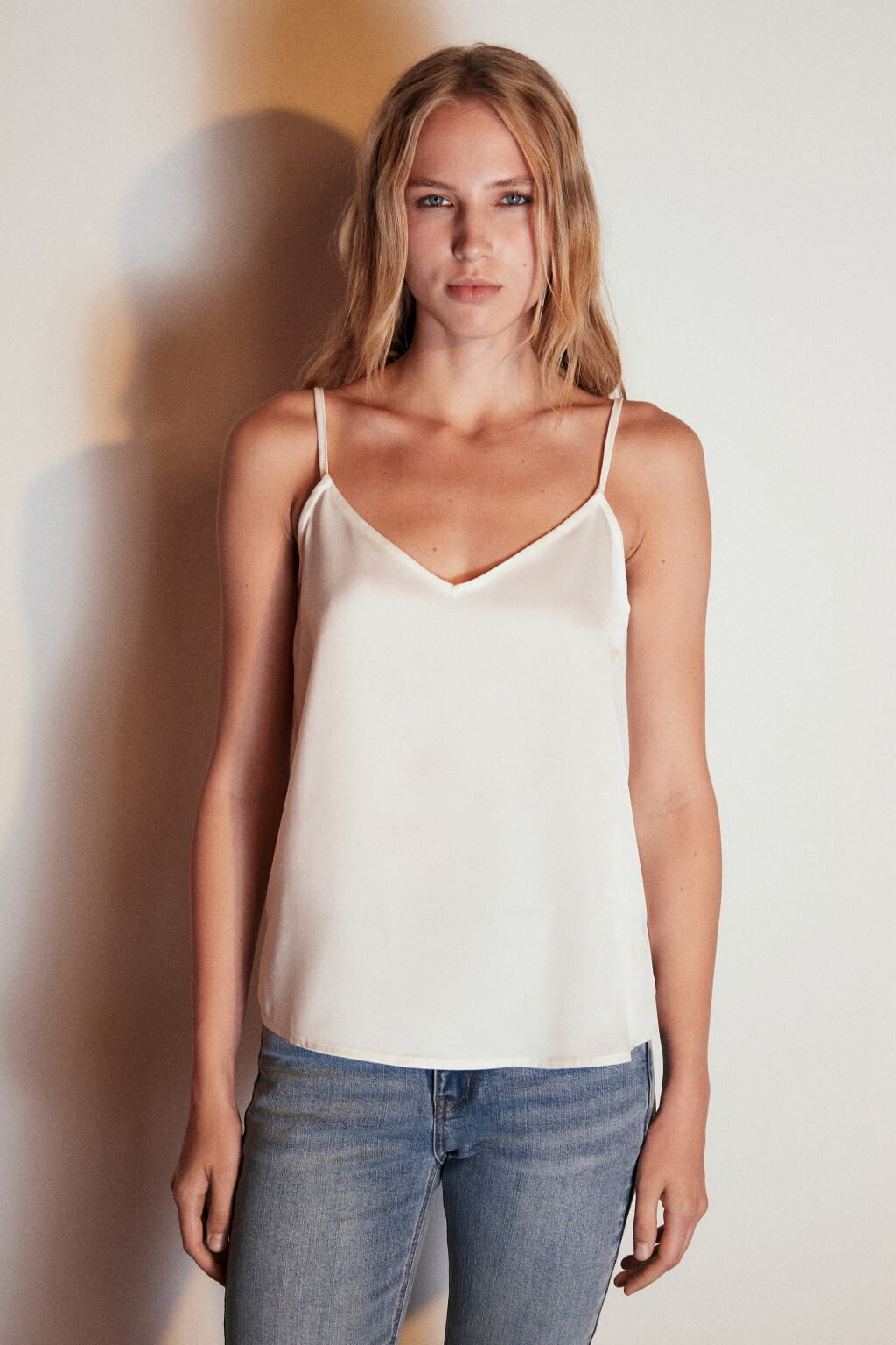 Майка атласная на тонких бретельках - цвет белый - 2