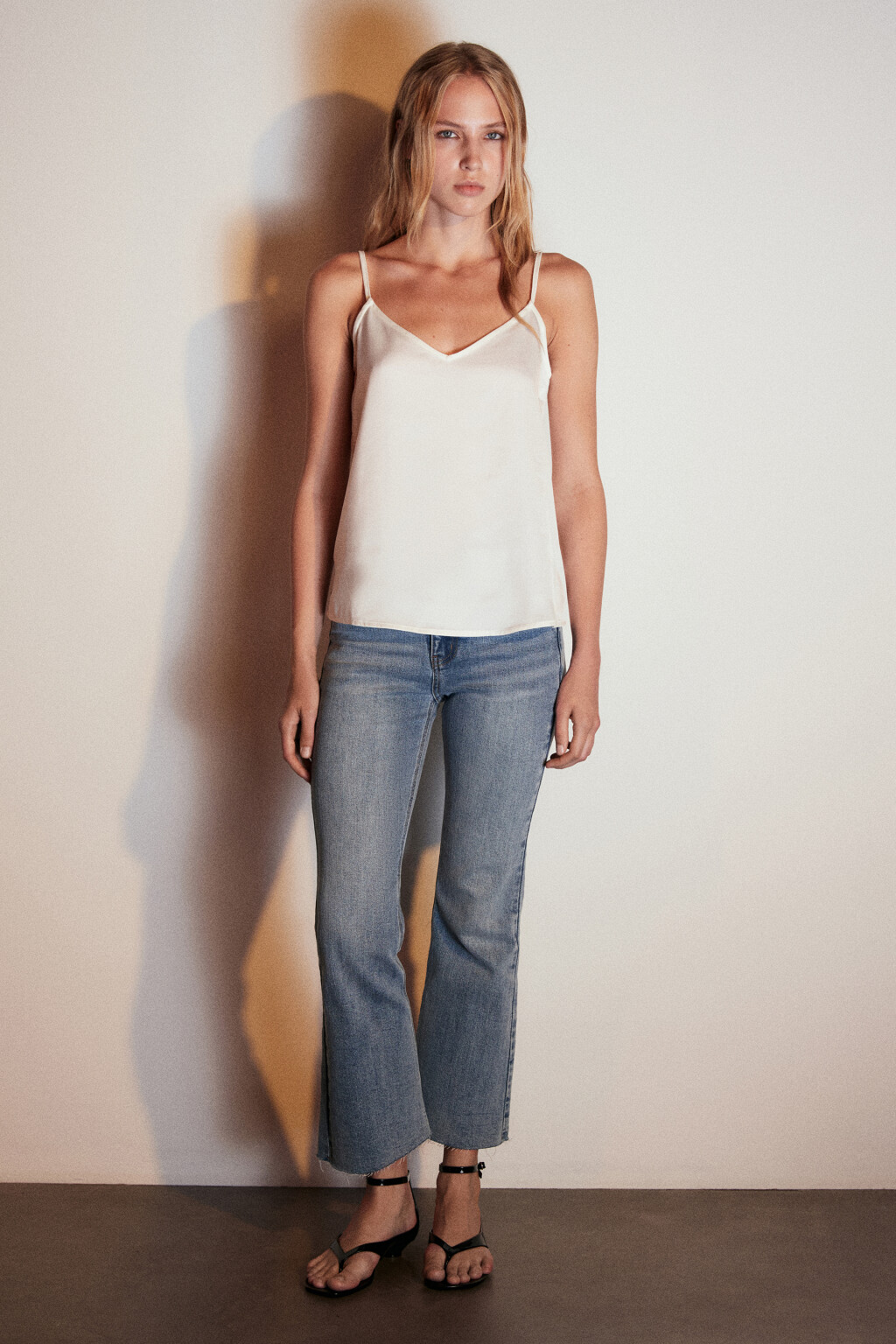 Майка атласная на тонких бретельках - цвет белый - 4