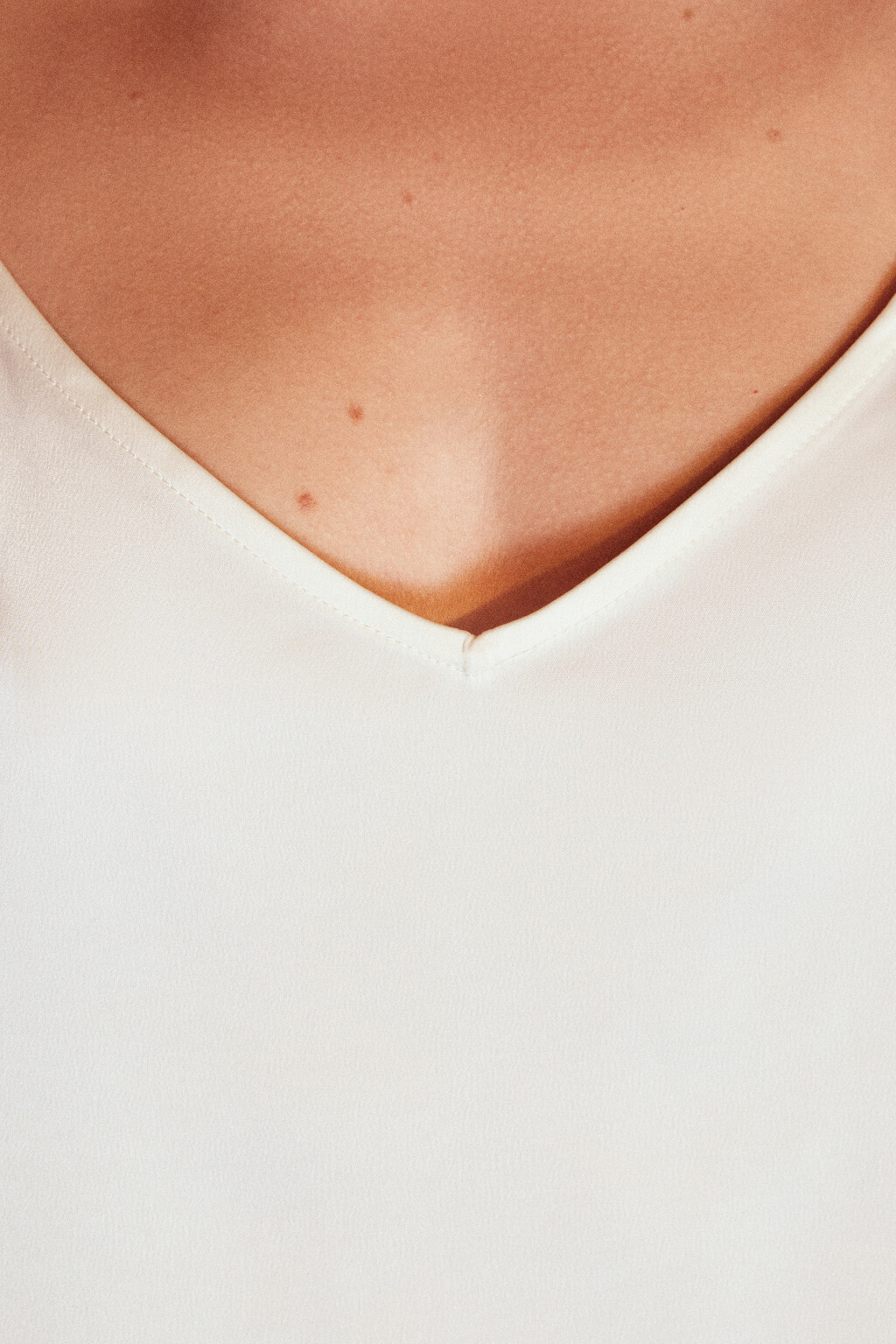 Майка атласная на тонких бретельках - цвет белый - 5