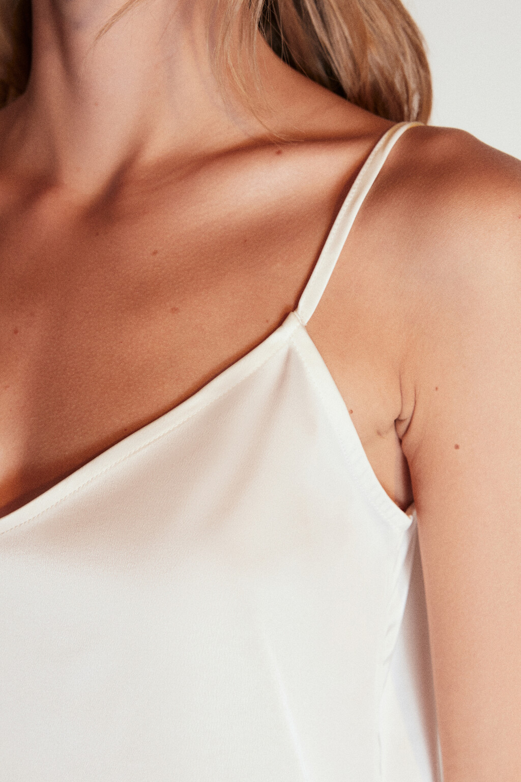 Майка атласная на тонких бретельках - цвет белый - 6