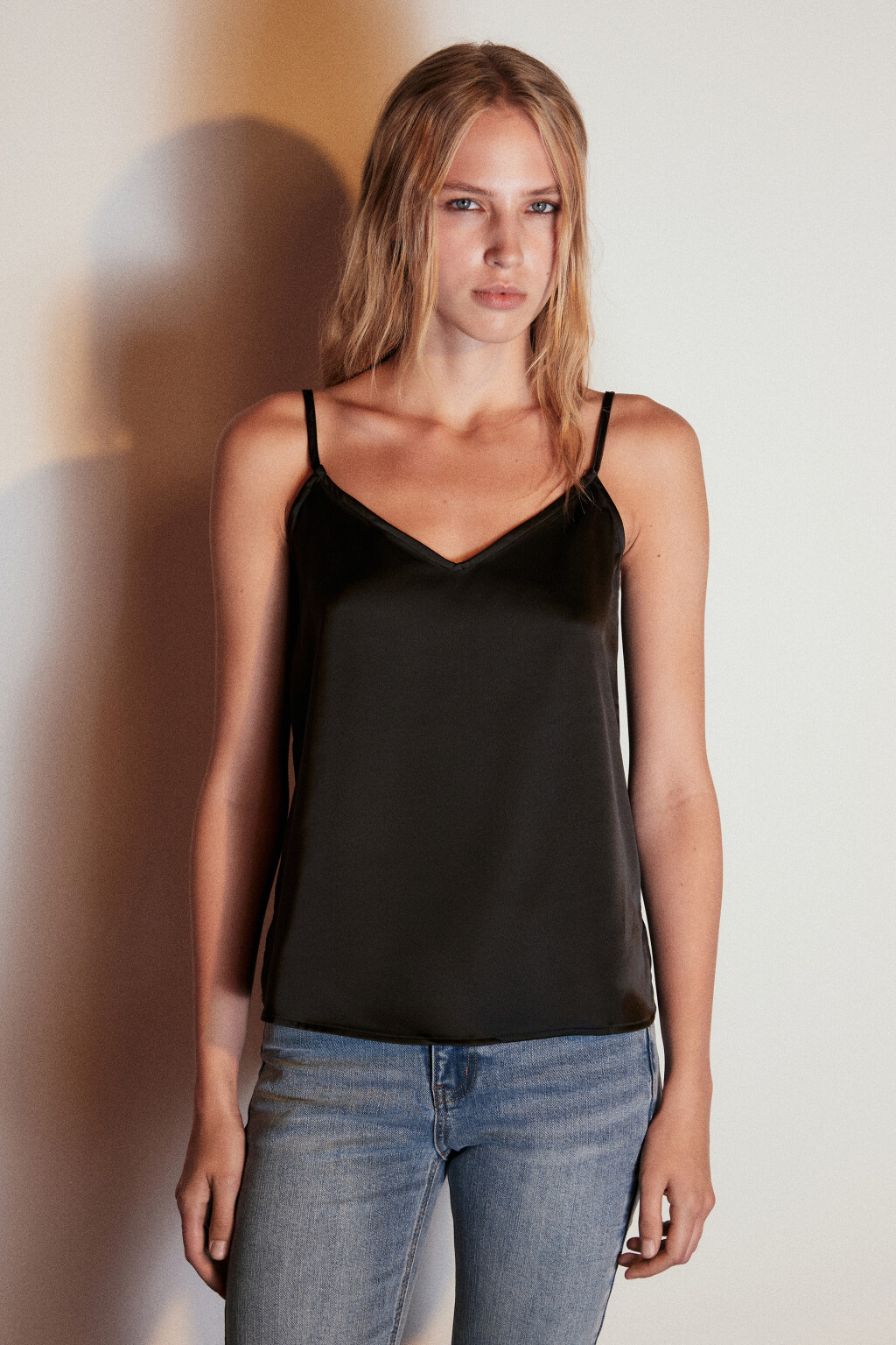 Майка атласная на тонких бретельках - цвет черный - 2