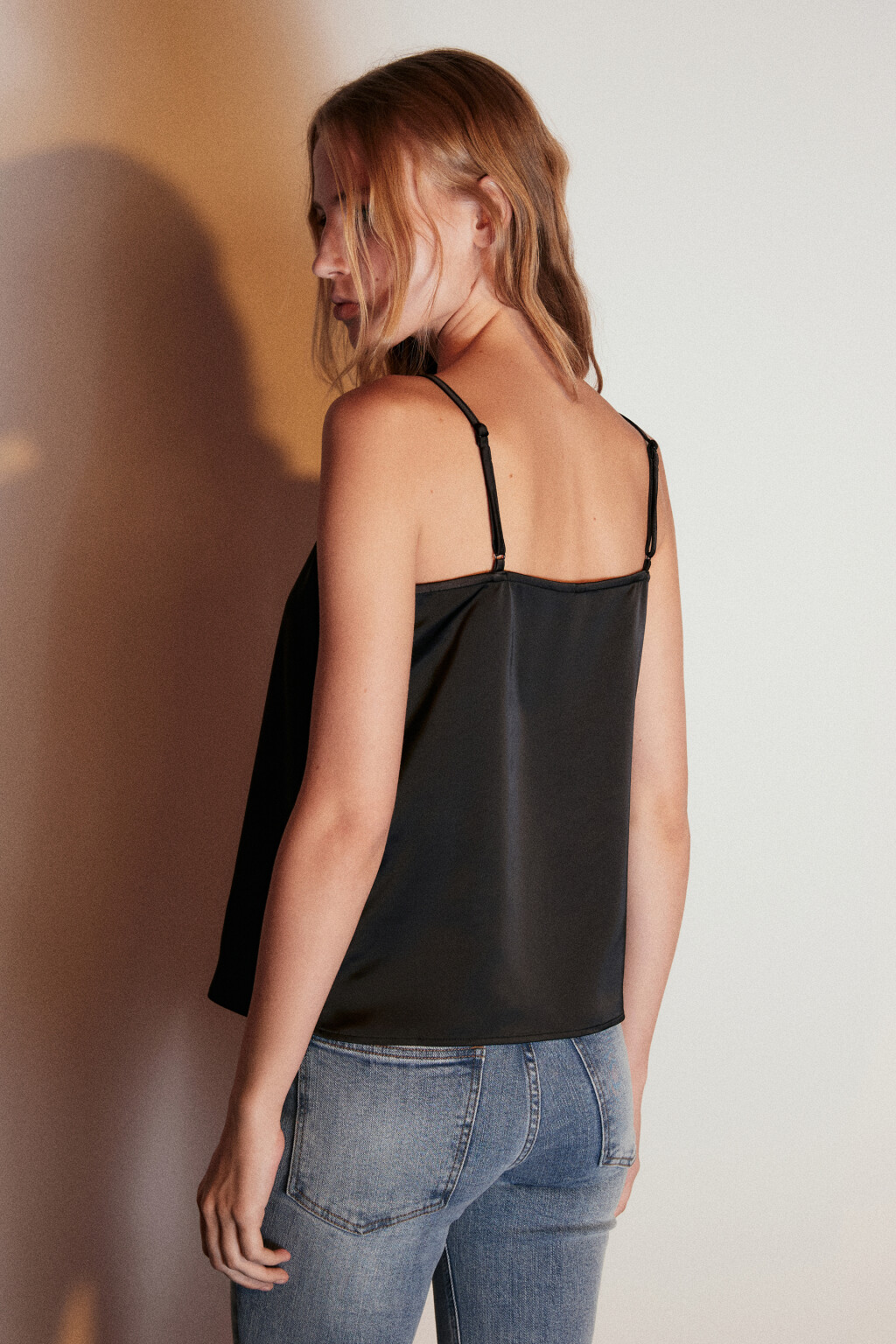 Майка атласная на тонких бретельках - цвет черный - 3