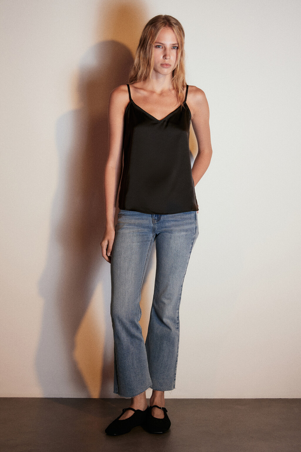 Майка атласная на тонких бретельках - цвет черный - 4