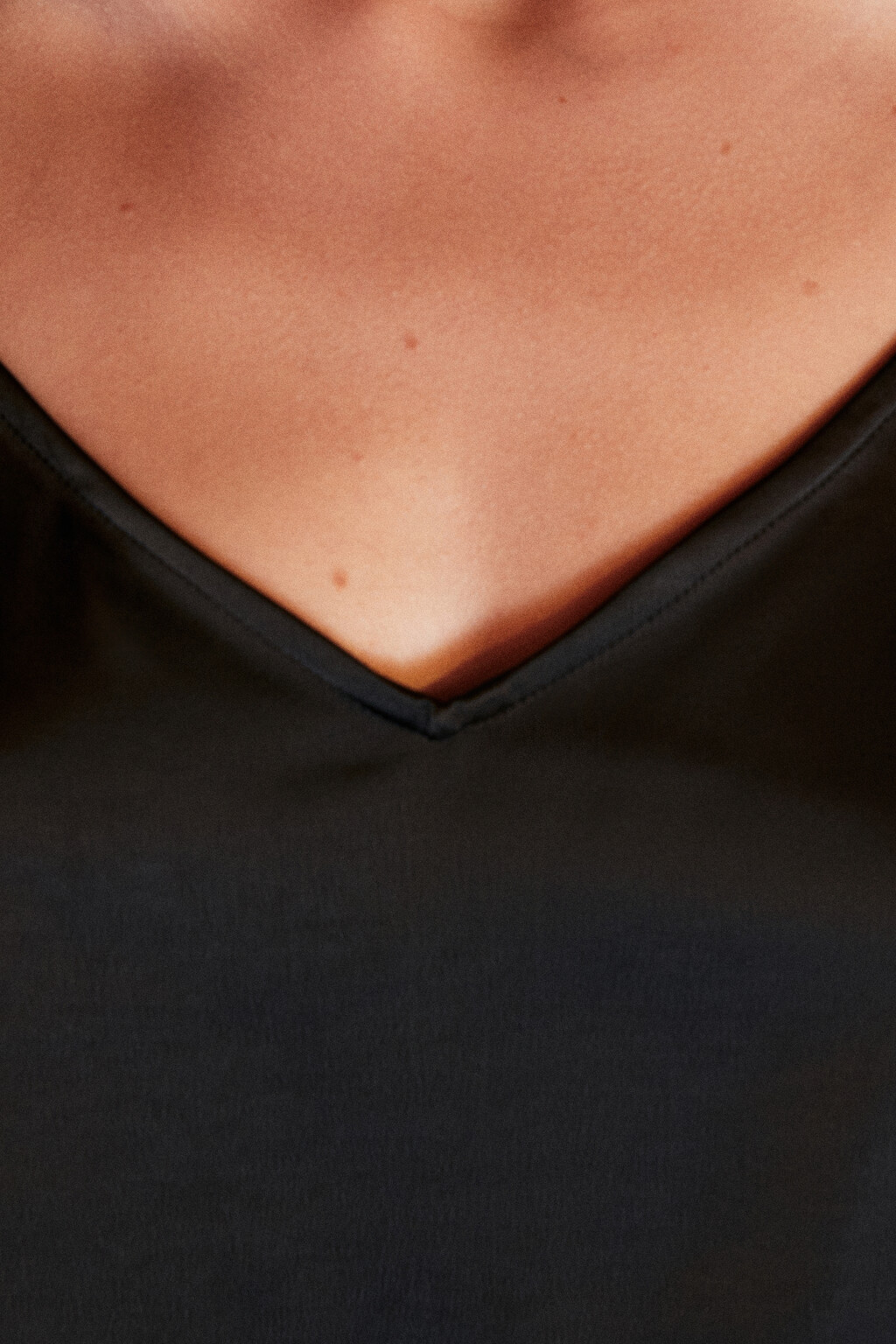 Майка атласная на тонких бретельках - цвет черный - 5