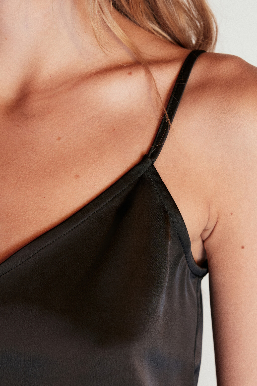 Майка атласная на тонких бретельках - цвет черный - 6