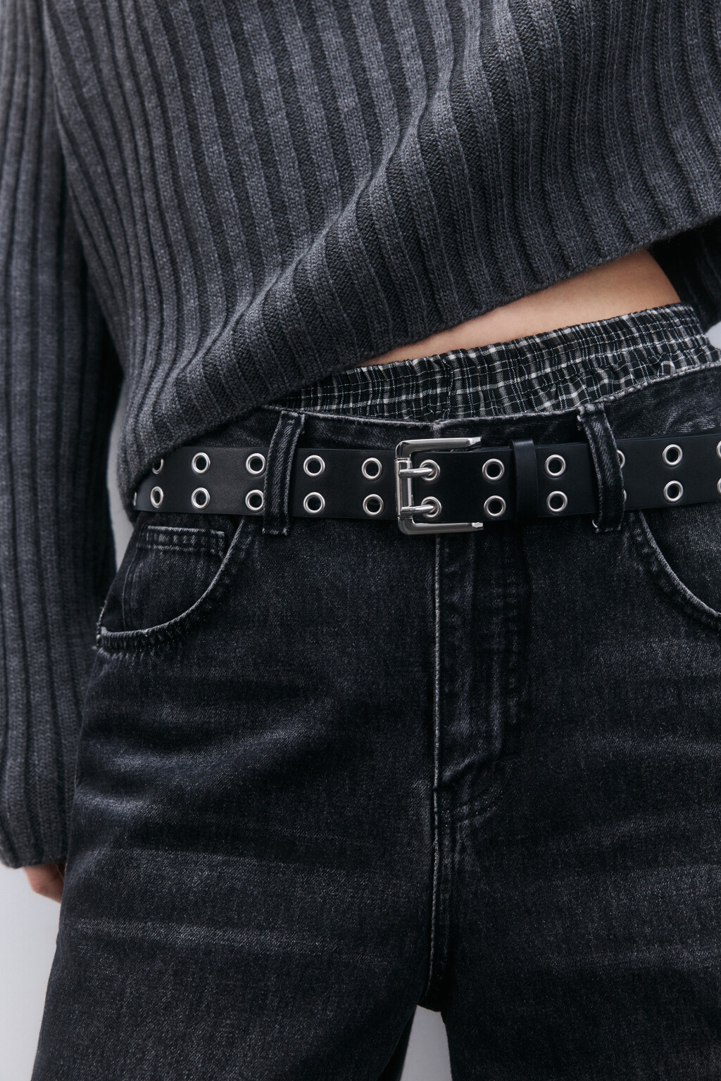 Ремень с металлическими люверсами - цвет черный - 4